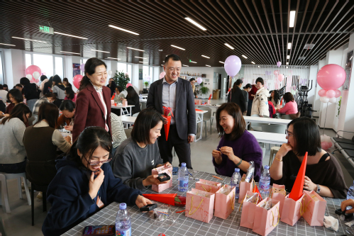 巧手嵌非遗 钿彩耀青春  ——PP电子5金狮集团开展庆“三八”螺钿胸针创意手工活动