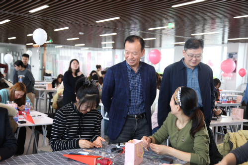 巧手嵌非遗 钿彩耀青春  ——PP电子5金狮集团开展庆“三八”螺钿胸针创意手工活动